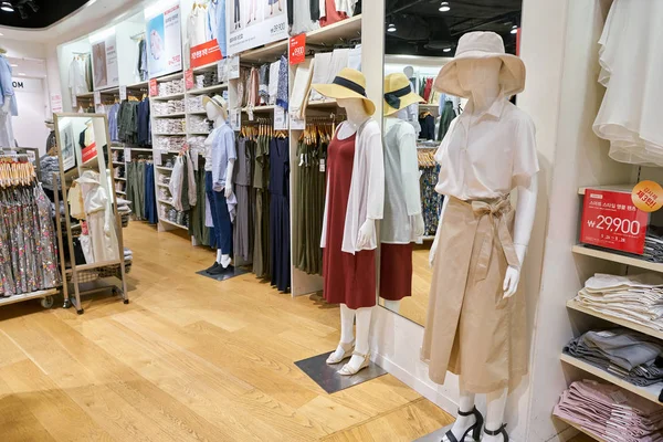 2017年5月28日 位于优衣库内的乐天百货店 日本休闲服装设计师 制造商和零售商 — 图库照片