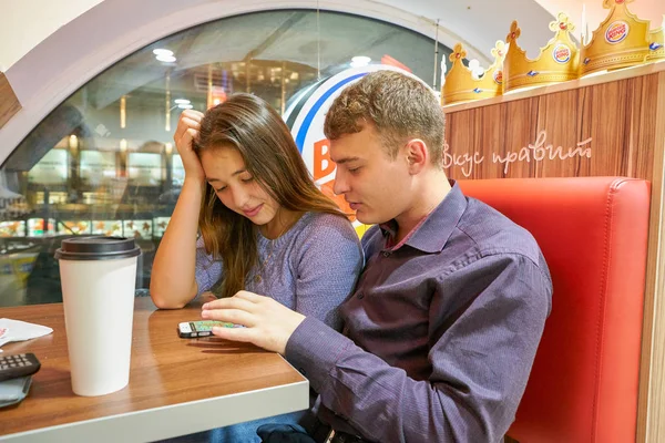 Rusya, Saint Petersburg - Ekim, 2017 yaklaşık: İnsanlar Burger King restoranı
