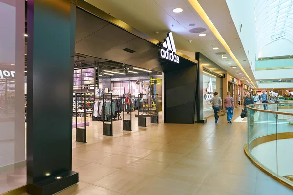 Rusia San Petersburg Circa Agosto 2017 Dentro Tienda Adidas Centro — Foto de Stock