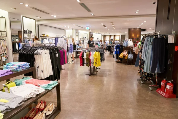 South Korea, Busan - 28 Mayıs 2017: Inside Zara Dükkanı, Lotte mağazası