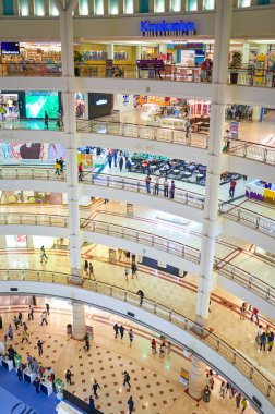 Malezya, Kuala Lumpur - 23 Nisan 2014: mağazasında Suria Klcc alışveriş merkezi