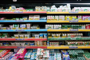 South Korea, Busan - Mayıs, 2017 yaklaşık: Busan süpermarkette ekranda süt ürünleri