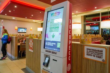 Rusya, Saint Petersburg - Ekim, 2017 yaklaşık: Öz Burger King Restoran noktasında sipariş