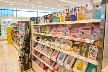 South Korea, Busan - 28 Mayıs 2017: Satılık, Lotte mağaza ekranda yalan kozmetik ürünleri