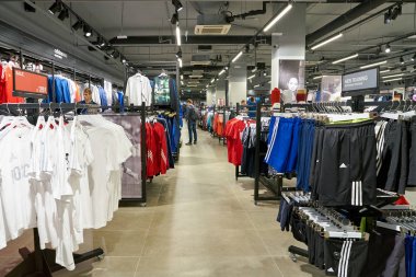 Rusya, Saint Petersburg - Ağustos, 2017 yaklaşık: Inside Adidas Galeria alışveriş merkezi mağaza