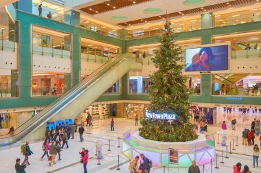 Çin, Hong Kong - 26 Aralık 2015: Xmas ağacı yeni şehir Plaza