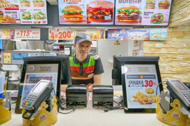 Rusya, Saint Petersburg - Ekim, 2017 yaklaşık: Burger King restoranda çalışan kapalı portresi