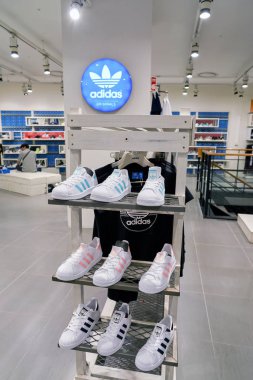 Güney Kore, Busan - Mayıs, 2017 yaklaşık:, Lotte mağazada Busan içinde Adidas mağaza