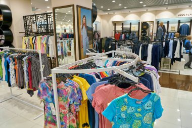 Rusya, Saint Petersburg - Ağustos, 2017 yaklaşık: Finn Flare mağazasında Galeria alışveriş merkezi