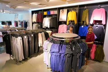 Rusya, Saint Petersburg - Ağustos, 2017 yaklaşık: Galeria alışveriş merkezi mağaza içinde H ve M