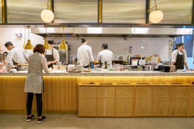 South Korea, Busan - 28 Mayıs 2017: Modern açık mutfak yer İtalyan bistro, Lotte mağazası, personel