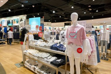 South Korea, Busan, - 28 Mayıs 2017: Lotte mağaza, Japon giyim Tasarımcısı, üretici ve perakendeci içinde Uniqlo mağazasında