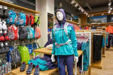 Rusya, Saint Petersburg - Ekim, 2017 yaklaşık: Saint Petersburg Inside Salomon deposunda