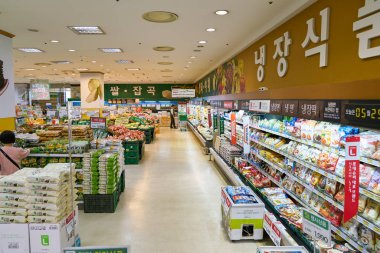 South Korea, Busan - Mayıs, 2017 yaklaşık: Görünümü içinde farklı ürünleri raflara süpermarket 