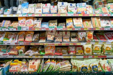 South Korea, Busan - Mayıs, 2017 yaklaşık: Gıda süpermarkette Busan, raflara