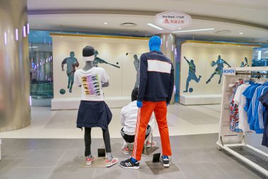 Güney Kore, Busan - Mayıs, 2017 yaklaşık:, Lotte mağazada Busan içinde Adidas mağaza