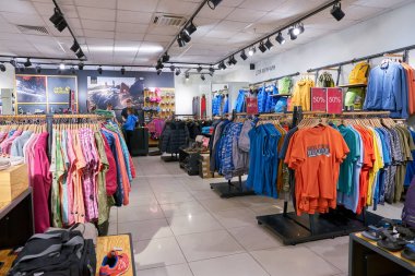Rusya, Saint Petersburg - Ekim, 2017 yaklaşık: Saint Petersburg Inside Jack Wolfskin deposunda
