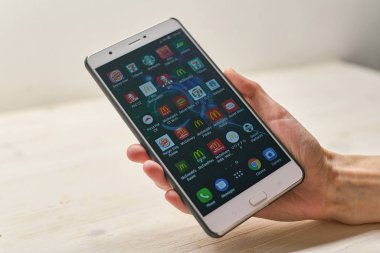 Rusya, Kaliningrad - Eylül, 2017 yaklaşık: Asus Zenfone 3 Ultra kadın el Smartphone cep telefonu ile apps ayarla