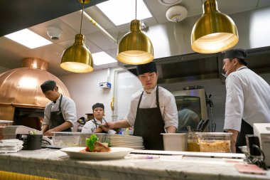 South Korea, Busan - 28 Mayıs 2017: Modern açık mutfak yer İtalyan bistro, Lotte mağazası, personel