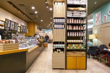 Rusya, Saint Petersburg - Ekim, 2017 yaklaşık: Saint Petersburg Inside Starbucks kahve dükkanı