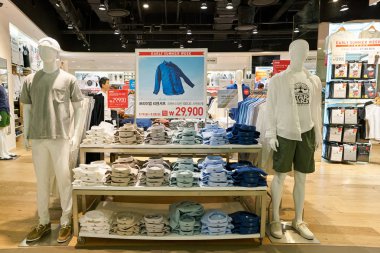 South Korea, Busan, - 28 Mayıs 2017: Lotte mağaza, Japon giyim Tasarımcısı, üretici ve perakendeci içinde Uniqlo mağazasında