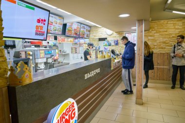 Rusya, Saint Petersburg - Ekim, 2017 yaklaşık: Inside Burger King Restoran