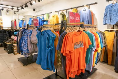 Rusya, Saint Petersburg - Ekim, 2017 yaklaşık: Saint Petersburg Inside Jack Wolfskin deposunda