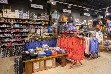 Rusya, Saint Petersburg - Ekim, 2017 yaklaşık: Inside Quicksilver mağaza, Amerikan perakende şirketi spor