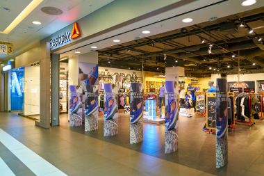 Rusya, Saint Petersburg - Ağustos, 2017 yaklaşık: Inside Reebok mağazası Galeria alışveriş merkezi