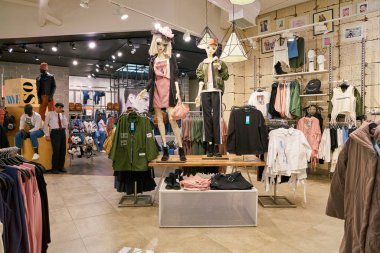 Rusya, Saint Petersburg - Ağustos, 2017 yaklaşık: Inside Befree mağaza Galeria alışveriş merkezi