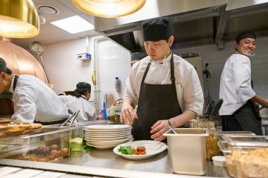 South Korea, Busan - 28 Mayıs 2017: Modern açık mutfak yer İtalyan bistro, Lotte mağazası, personel