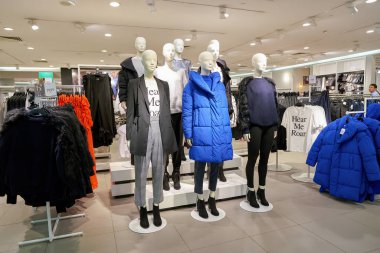 Rusya, Saint Petersburg - Ekim, 2017 yaklaşık: Inside H ve M Nevsky merkezi alışveriş merkezi mağaza