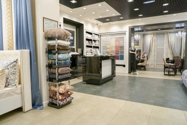 Rusya, Saint Petersburg - Ekim, 2017 yaklaşık: Inside hançerleri Nevsky merkezi alışveriş merkezinde mağaza