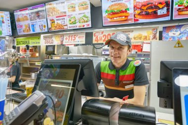 Rusya, Saint Petersburg - yaklaşık Ekim, 2017: İşçiler Burger King restoranı kapalı portresi