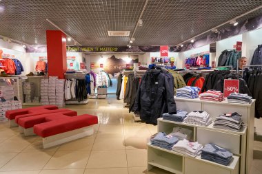 Rusya, Saint Petersburg - Ekim, 2017 yaklaşık: Saint Petersburg Inside Helly Hansen deposunda