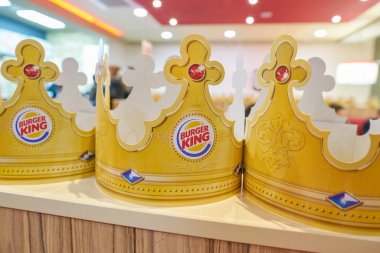 Rusya, Saint Petersburg - Ekim, 2017 yaklaşık: Kağıt kronlar Burger King restoranı