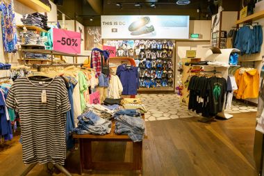Rusya, Saint Petersburg - Ağustos, 2017 yaklaşık: Inside Quiksilver mağaza Galeria alışveriş merkezi