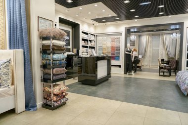 Rusya, Saint Petersburg - Ekim, 2017 yaklaşık: Inside hançerleri Nevsky merkezi alışveriş merkezinde mağaza