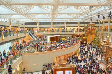 Çin, Hong Kong - 25 Aralık 2015: Landmark Alışveriş Merkezi Hong Kong, Noel süsleri