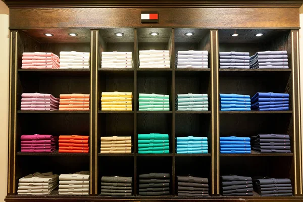 South Korea, Busan - 28 Mayıs 2017: Inside Tommy Hilfiger mağazası, Lotte mağazası