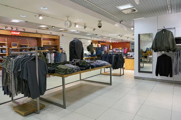 Rusya, Saint Petersburg - Ekim, 2017 yaklaşık: Inside Stockmann Nevsky Merkezi, Alışveriş Merkezi, Saint Petersburg