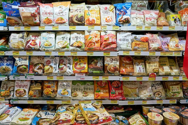 釜山のスーパーで食品と韓国 2017 — ストック写真