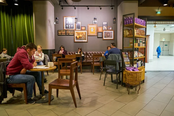 Rusia San Petersburg Circa Octubre 2017 Dentro Cafetería Starbucks San — Foto de Stock