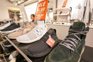 Hong Kong, Çin - Ocak 2019: Adidas 'ın Hong Kong' daki mağazasında yakın çekim..