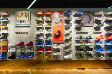 Hong Kong, Çin - Ocak 2019: Hong Kong 'da bir Foot Locker mağazasının iç çekimi. Foot Locker Retail, Inc. Amerikalı spor giyim ve ayakkabı perakendecisi..