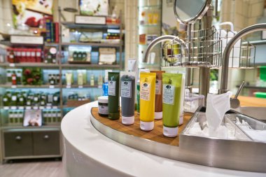 Hong Kong, Çin - Ocak 2019: Elements alışveriş merkezindeki Origins mağazasında kozmetik ürünler sergileniyor.