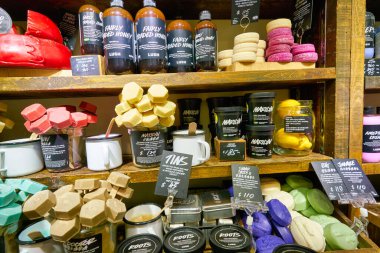 Hong Kong, Çin - Ocak 2019: Hong Kong 'daki New Town Plaza alışveriş merkezindeki Lush mağazasında kozmetik ürünleri sergileniyor.