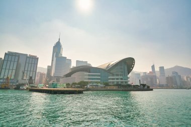 Hong Kong, Çin - Ocak 2019: Wan Chai Victoria Limanı 'nda gündüz gözüyle görüldü.