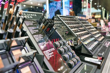 Hong Kong, Çin - Ocak 2019: Elements alışveriş merkezindeki Mac mağazasında kozmetik ürünler sergileniyor.