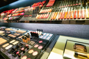 Hong Kong, Çin - Ocak 2019: New Town Plaza alışveriş merkezindeki Chanel mağazasında makyaj ürünleri sergileniyor